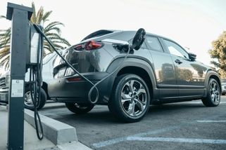 Vyplatí se elektromobil, nebo auto se spalovacím motorem? Kalkulačka vám to spočítá | Solární magazín